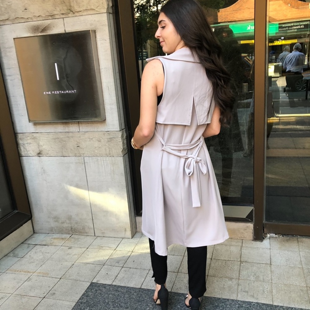 Sleeveless lapel long jacket